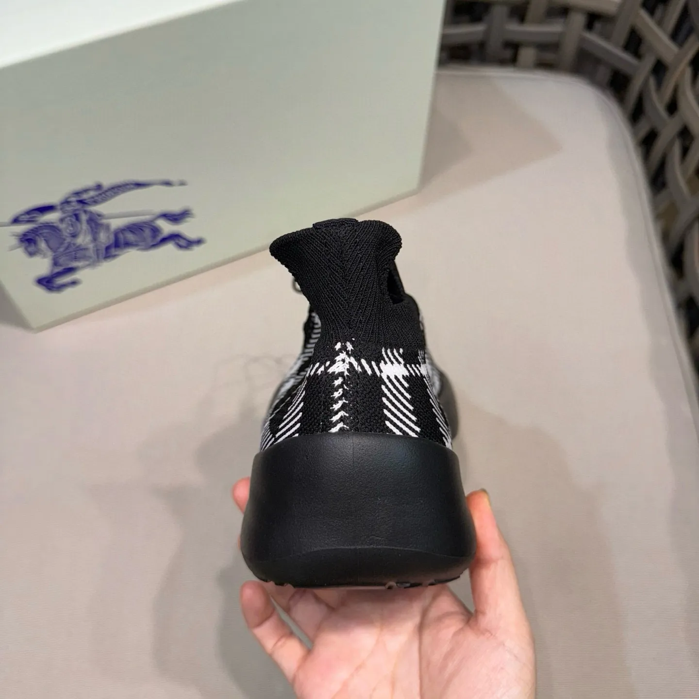 Men's shoes: 500💰BURBERRY/Burberry plaid knitted Neptune sneakers｜With breathable sock-style upper｜Embellished with knitted Burberry plaid｜Leather lining Incorporated into a plaid lace design｜Equipped with B-shaped shield buckle｜The sole is decorated with a large wrapped equestrian knight logo (EKD)｜Round toe #drawstring closure#The sole is decorated with the equestrian knight logo (EKD)｜At least 50% of the main materials of the boutique are from renewable sources Size: 39-44 (45 custom-made)